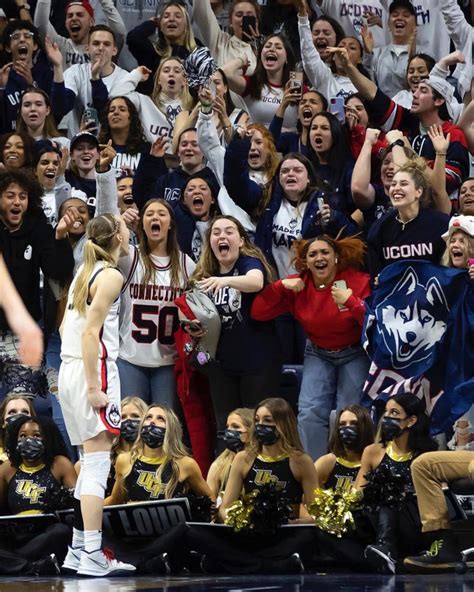 Inside the viral photo of Paige Bueckers, UConn .
